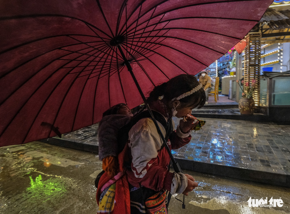 Trẻ em ở Sa Pa bị đẩy ra đường bán hàng trong mưa rét 1 độ C - Ảnh 13.