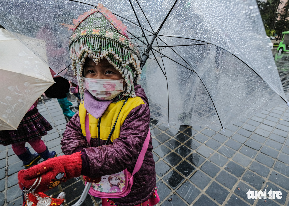 Trẻ em ở Sa Pa bị đẩy ra đường bán hàng trong mưa rét 1 độ C - Ảnh 8.