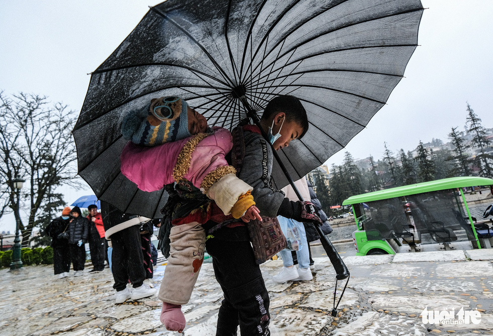 Trẻ em ở Sa Pa bị đẩy ra đường bán hàng trong mưa rét 1 độ C - Ảnh 5.