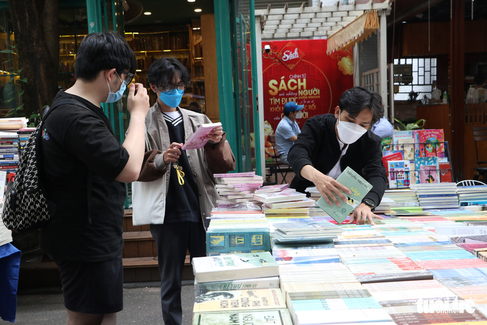Mê mẩn với hội chợ sách giảm giá còn 5.000 - 10.000 đồng - Ảnh 6.