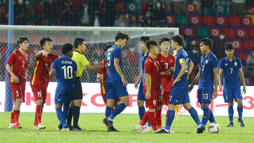 Những pha vào bóng rát của U23 Thái Lan dành cho U23 Việt Nam - Ảnh 9.