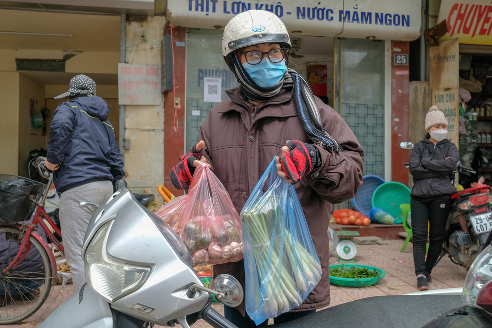 Hà Nội: Đổ xô đi mua thuốc, kit xét nghiệm, chanh sả xông hơi và... hẹn hò ăn kem - Ảnh 1.