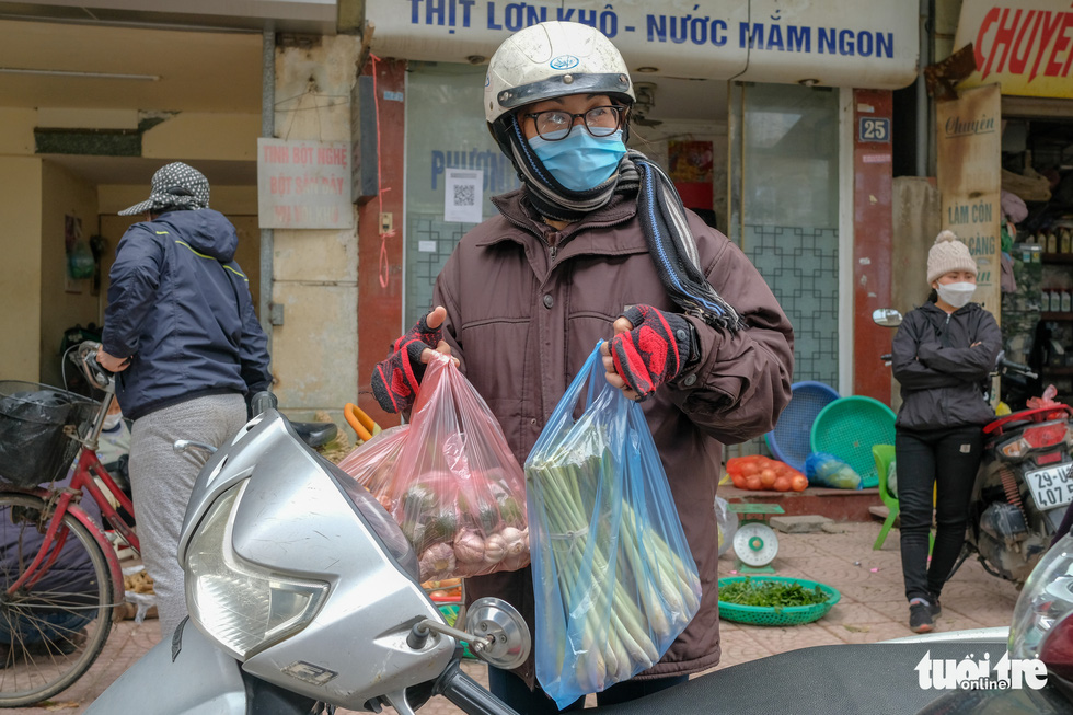  Đổ xô đi mua thuốc, kit xét nghiệm, chanh sả xông hơi và... hẹn hò ăn kem - Ảnh 1.