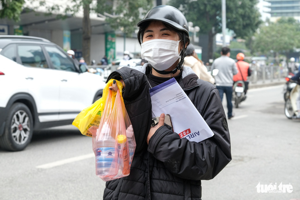  Đổ xô đi mua thuốc, kit xét nghiệm, chanh sả xông hơi và... hẹn hò ăn kem - Ảnh 4.