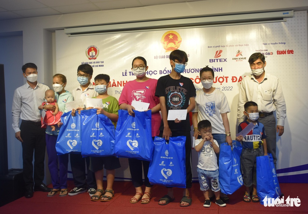 Học bổng Đồng hành cùng trẻ mồ côi vượt đại dịch: Động viên các em vượt qua nỗi đau để vươn lên - Ảnh 4. Học bổng Đồng hành cùng trẻ mồ côi vượt đại dịch: Động viên các em vượt qua nỗi đau để vươn lên - Ảnh 4.