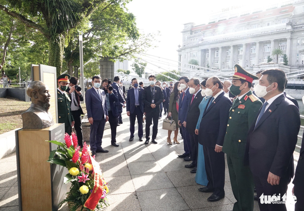 Chủ tịch nước Nguyễn Xuân Phúc dâng hoa tượng đài Chủ tịch Hồ Chí Minh tại Singapore - Ảnh 1.