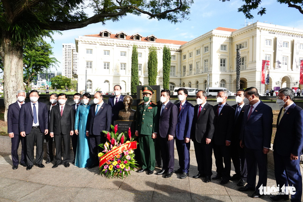 Chủ tịch nước Nguyễn Xuân Phúc dâng hoa tượng đài Chủ tịch Hồ Chí Minh tại Singapore - Ảnh 5.