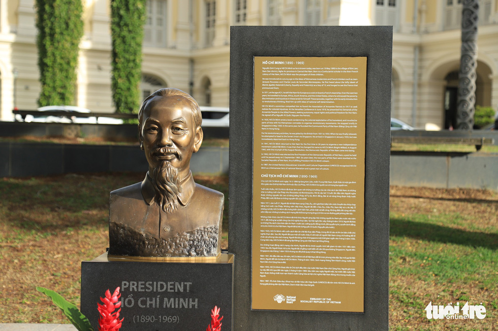 Chủ tịch nước Nguyễn Xuân Phúc dâng hoa tượng đài Chủ tịch Hồ Chí Minh tại Singapore - Ảnh 4.