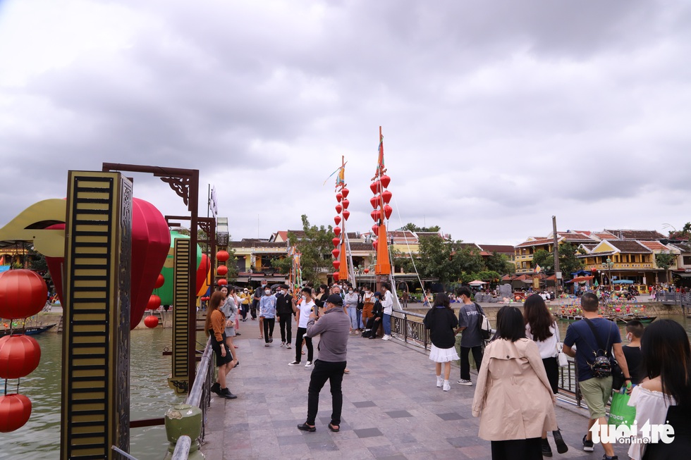 Đi thuyền trên sông Hoài, ngắm phổ cổ Hội An thơ mộng ngày đầu xuân - Ảnh 9. Đi thuyền trên sông Hoài, ngắm phổ cổ Hội An thơ mộng ngày đầu xuân - Ảnh 9.