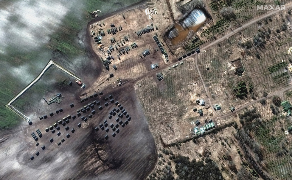 Ảnh vệ tinh: Đoàn xe quân sự dài 64km của Nga tiến gần thủ đô Kiev - Ảnh 2.