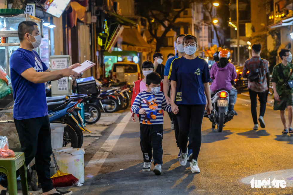 Nam thanh nữ tú Hà Nội đổ bộ các phố ăn đêm sau khi hàng quán được mở sau 21h - Ảnh 2.