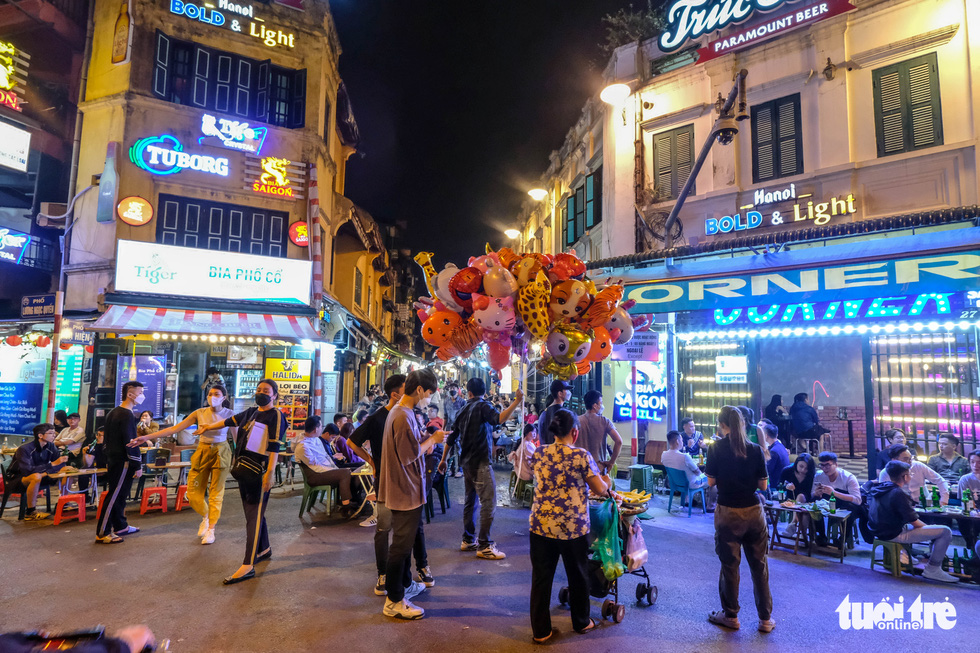 Nam thanh nữ tú Hà Nội đổ bộ các phố ăn đêm sau khi hàng quán được mở sau 21h - Ảnh 1.