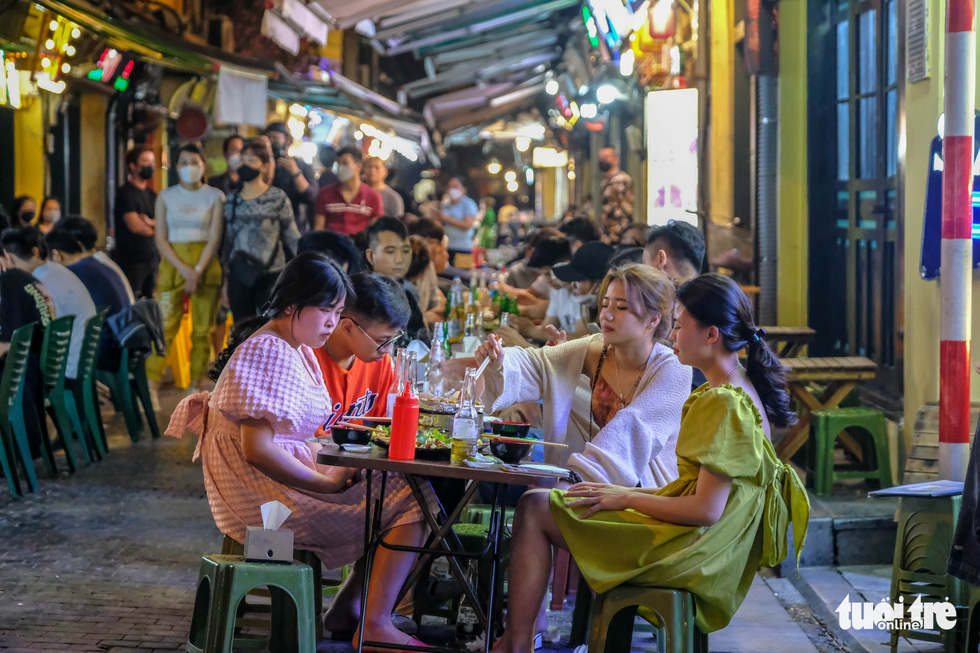 Nam thanh nữ tú Hà Nội đổ bộ các phố ăn đêm sau khi hàng quán được mở sau 21h - Ảnh 3.