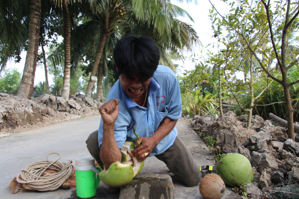 Tuyệt kỹ khinh công trong nghề rửa dừa - Ảnh 2.