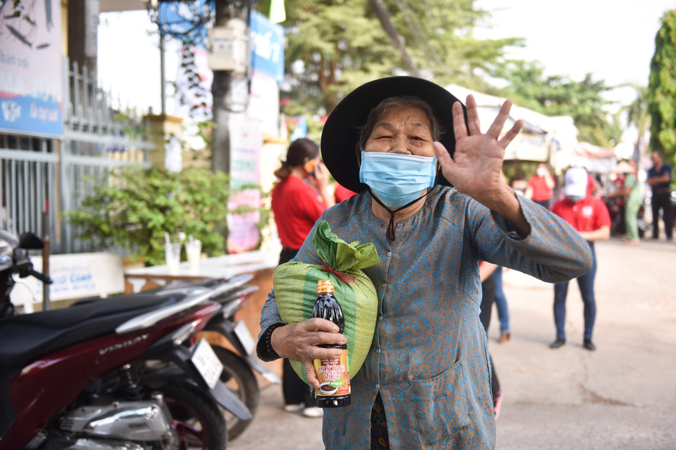 Người dân TP Thủ Đức hào hứng đổi ve chai lấy gạo và nước tương - Ảnh 4.