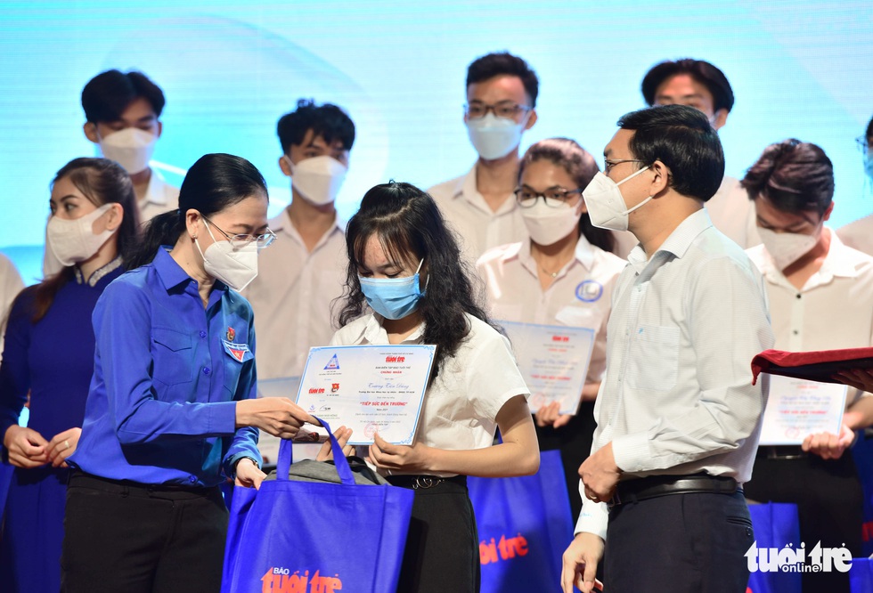 Tiếp sức đến trường trao gần 200 suất học bổng cho sinh viên khó khăn - Ảnh 3. Tiếp sức đến trường trao gần 200 suất học bổng cho sinh viên khó khăn - Ảnh 3.