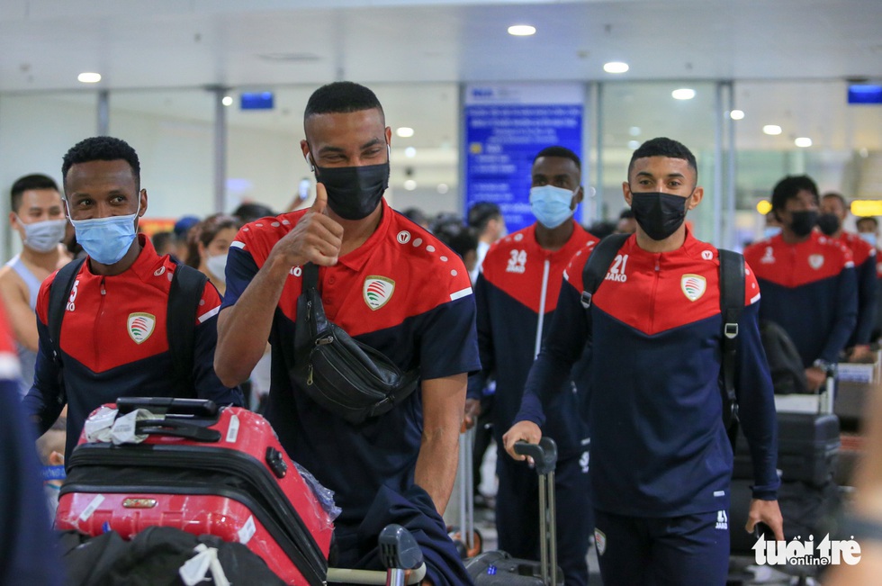 Tuyển Oman hạ cánh trễ, cầu thủ hào hứng chào CĐV Việt Nam - Ảnh 2.