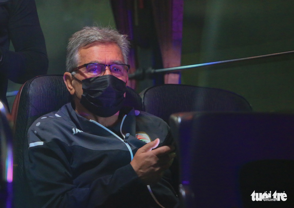 Tuyển Oman hạ cánh trễ, cầu thủ hào hứng chào CĐV Việt Nam - Ảnh 5.