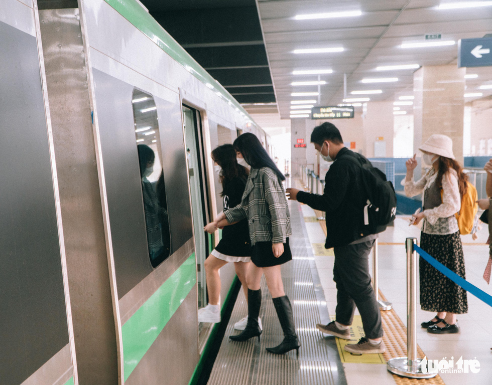 Khách đi tàu metro Cát Linh - Hà Đông tăng mạnh, có lúc phải đứng - Ảnh 2.