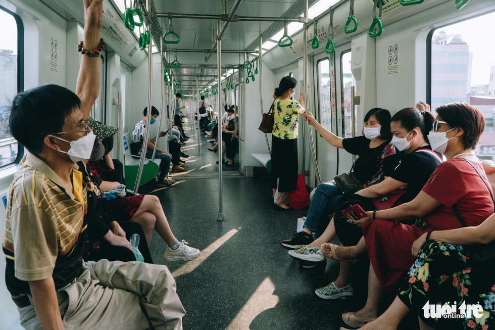 Khách đi tàu metro Cát Linh - Hà Đông tăng mạnh, có lúc phải đứng - Ảnh 1.