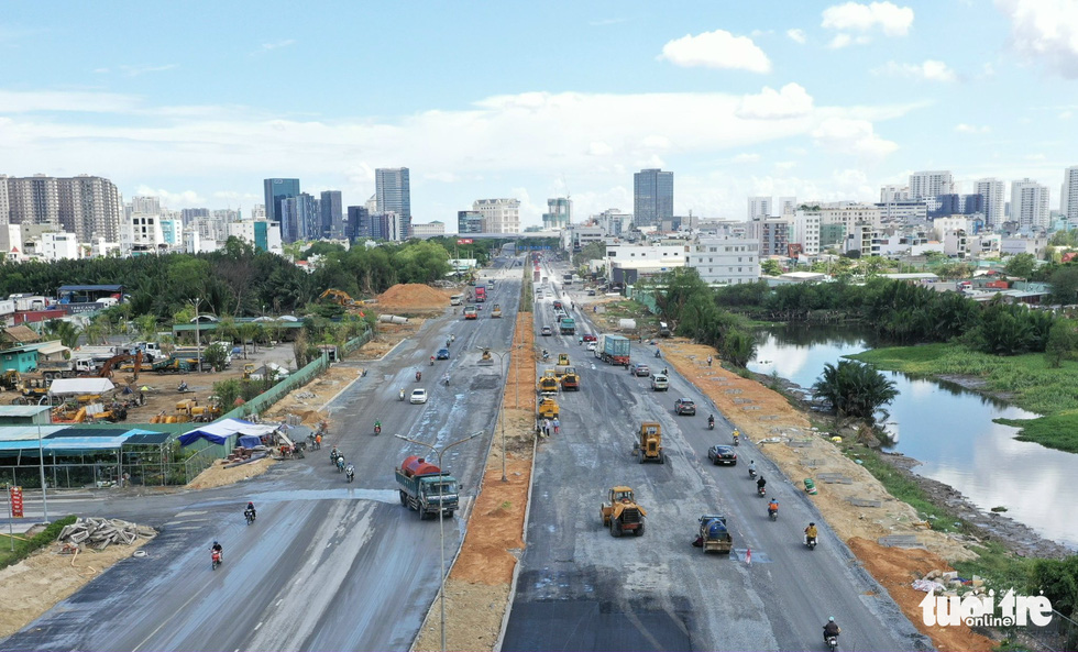 Thi công mở rộng đại lộ Nguyễn Văn Linh từ 6 lên 10 làn xe - Ảnh 1.