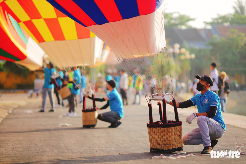 Hàng chục khinh khí cầu bay trên phố cổ Hội An - Ảnh 3.