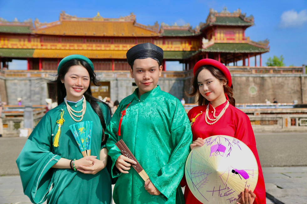 Young people wearing ao dai promote Hue as a safe and friendly destination - Photo 9.