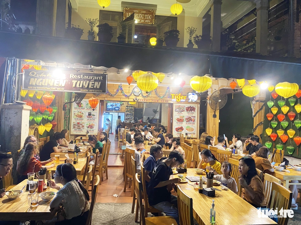 Hội An đông nghịt người trong đêm khai mạc Năm du lịch quốc gia - Ảnh 5. Hội An đông nghịt người trong đêm khai mạc Năm du lịch quốc gia - Ảnh 5.