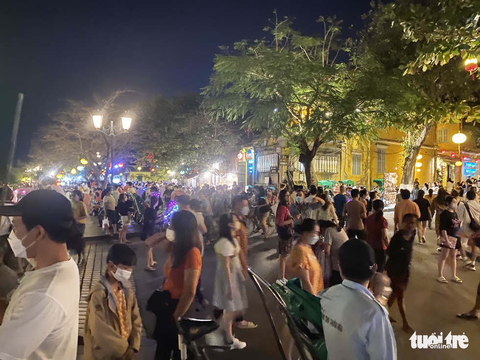 Hội An đông nghịt người trong đêm khai mạc Năm du lịch quốc gia - Ảnh 4. Hội An đông nghịt người trong đêm khai mạc Năm du lịch quốc gia - Ảnh 4.