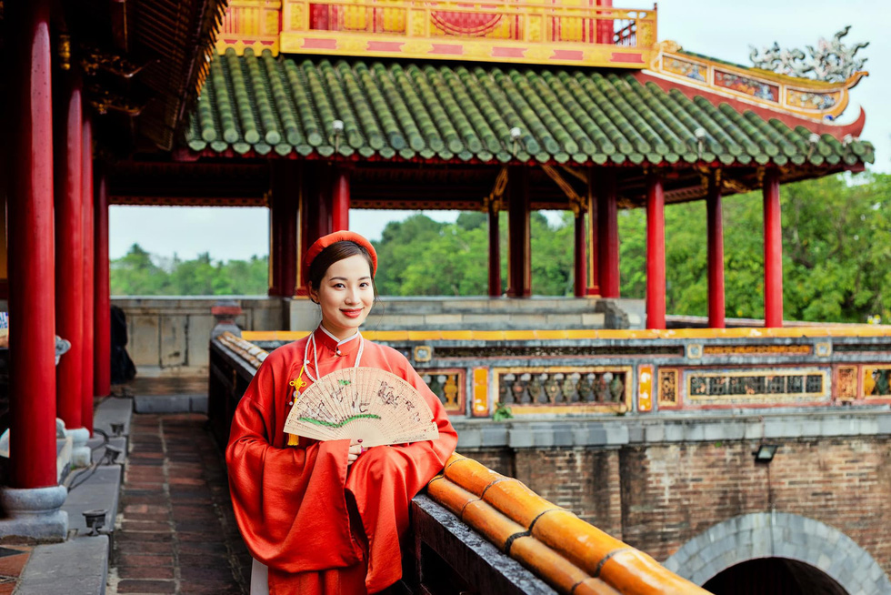 Young people wearing ao dai promote Hue as a safe and friendly destination - Photo 2.