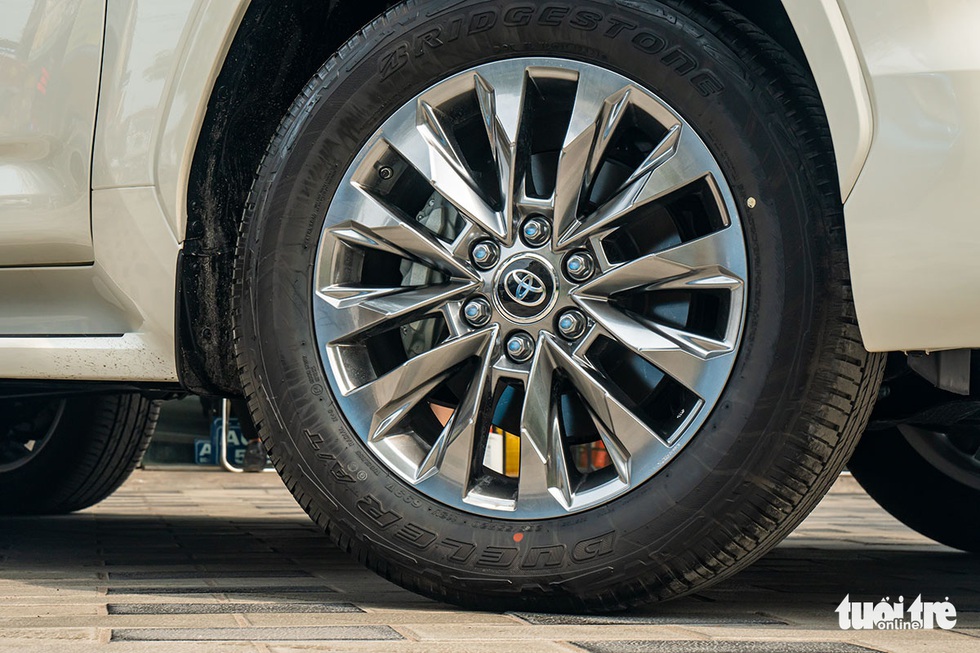 Chi tiết Toyota Land Cruiser MBS 2022 đầu tiên về Việt Nam: Nội thất đúng chất Chủ tịch - Ảnh 5. Chi tiết Toyota Land Cruiser MBS 2022 đầu tiên về Việt Nam: Nội thất đúng chất Chủ tịch - Ảnh 5.