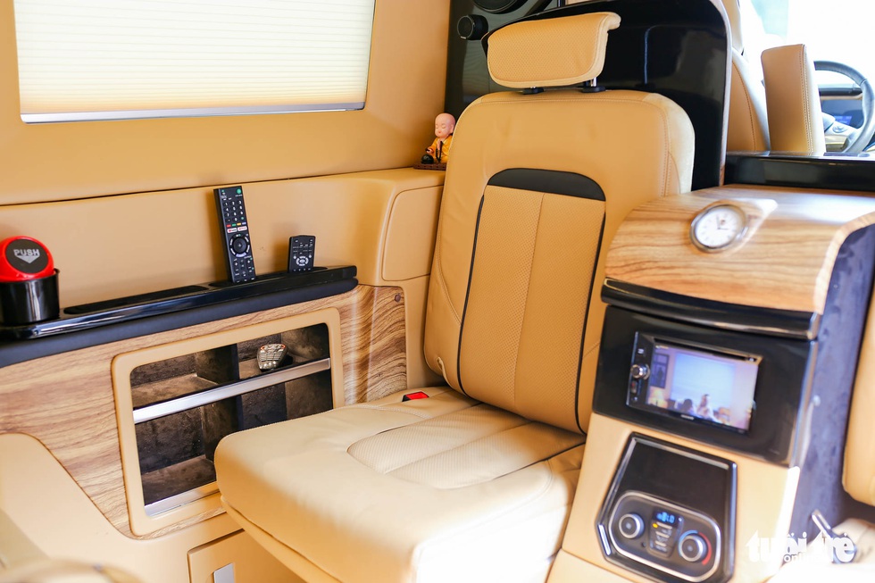 Ford Tourneo độ khoang thương gia, bầu trời sao kiểu Rolls-Royce giá hơn 1,3 tỉ đồng - Ảnh 6. Ford Tourneo độ khoang thương gia, bầu trời sao kiểu Rolls-Royce giá hơn 1,3 tỉ đồng - Ảnh 6.