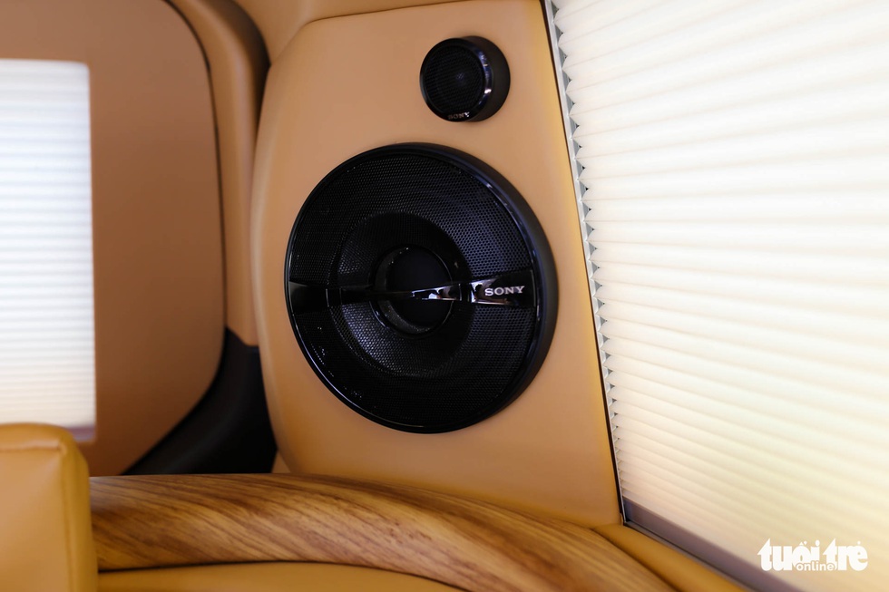 Ford Tourneo độ khoang thương gia, bầu trời sao kiểu Rolls-Royce giá hơn 1,3 tỉ đồng - Ảnh 11. Ford Tourneo độ khoang thương gia, bầu trời sao kiểu Rolls-Royce giá hơn 1,3 tỉ đồng - Ảnh 11.