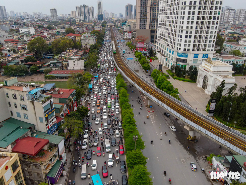 Sáng đầu tuần, nhiều tuyến đường Hà Nội lại ùn ứ - Ảnh 2.