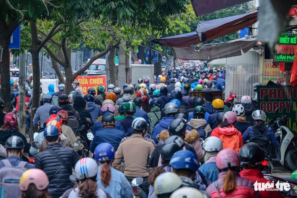 Sáng đầu tuần, nhiều tuyến đường Hà Nội lại ùn ứ - Ảnh 6.