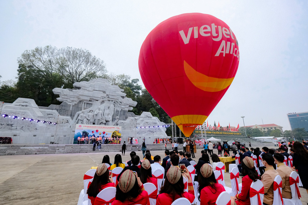Lễ hội khinh khí cầu quốc tế tô điểm vẻ đẹp núi rừng Đông Bắc - Ảnh 3.