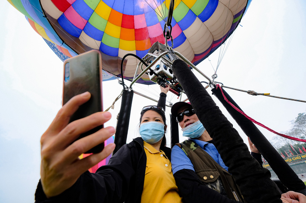 The International Hot Air Balloon Festival adorns the beauty of the Northeast's mountains and forests - Photo 10.