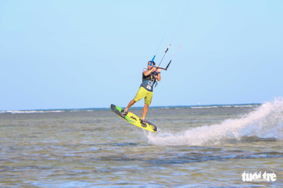 Spectacular riding on top of the waves in Ninh Thuan - Photo 1.