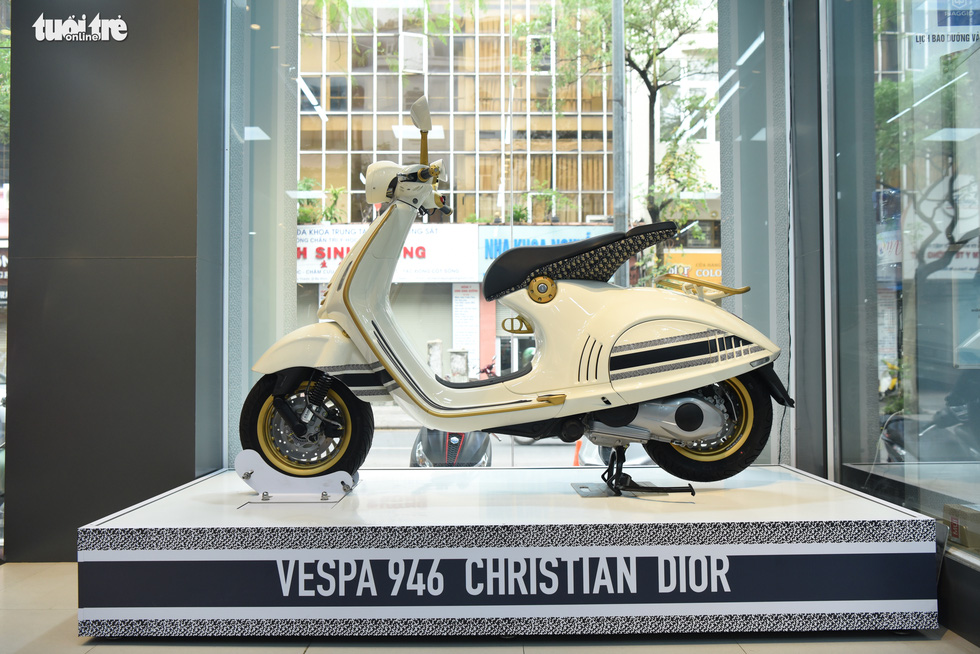 Dân buôn hét giá xe máy Vespa 946 Christian Dior gần 1 tỉ đồng tại Việt Nam - Ảnh 4.
