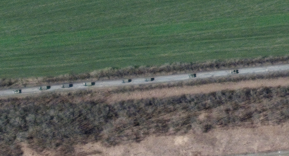 Image of a 13km-long Russian military convoy moving in eastern Ukraine - Photo 4.