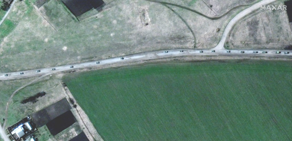 Image of a 13km long Russian military convoy moving in eastern Ukraine - Photo 3.