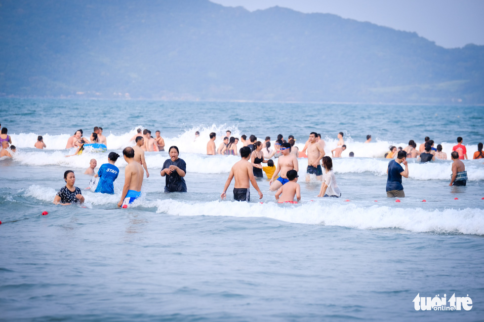 Biển Đà Nẵng tấp nập du khách, người làm dịch vụ vui mừng khi du lịch nóng trở lại - Ảnh 6.