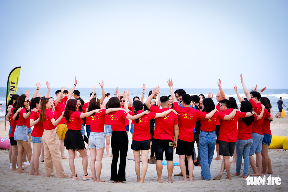 Bãi biển Đà Nẵng tấp nập du khách, những người làm dịch vụ vui mừng khi du lịch nóng trở lại - Ảnh 5.