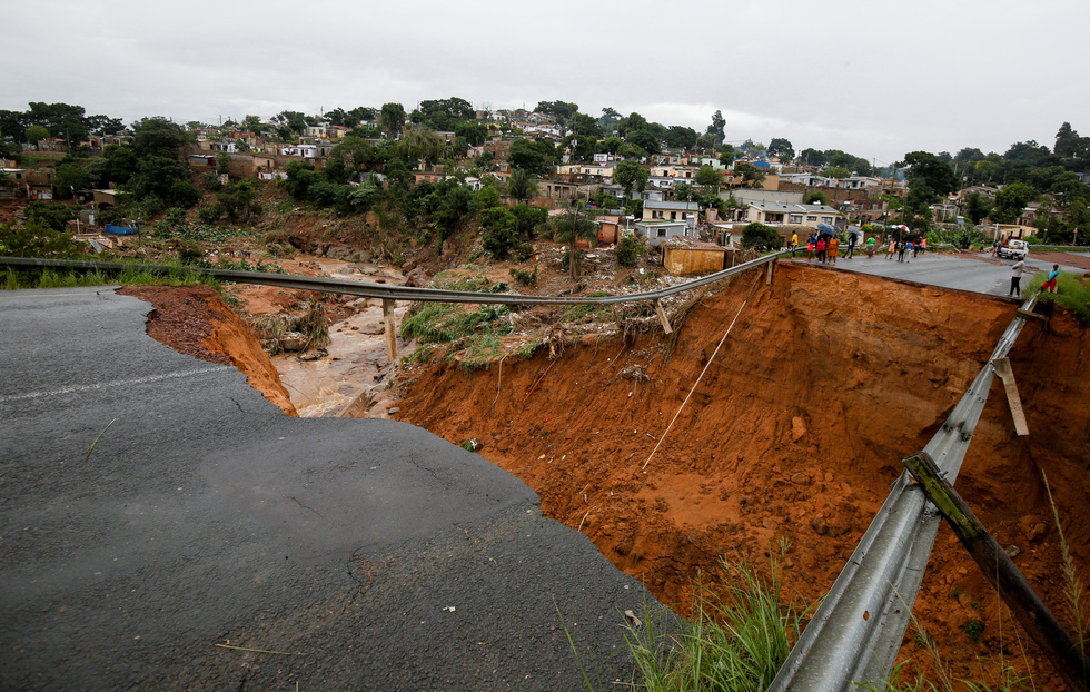 Lũ lụt và lở đất kinh hoàng ở Nam Phi: 306 người chết - Ảnh 5.