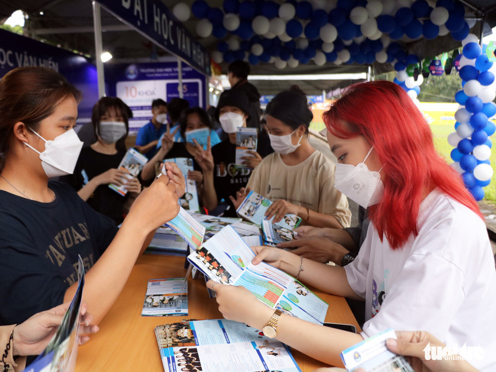 Sáng nay diễn ra Ngày hội tư vấn tuyển sinh tại TP.HCM với cả ngàn chuyên gia tư vấn - Ảnh 2.