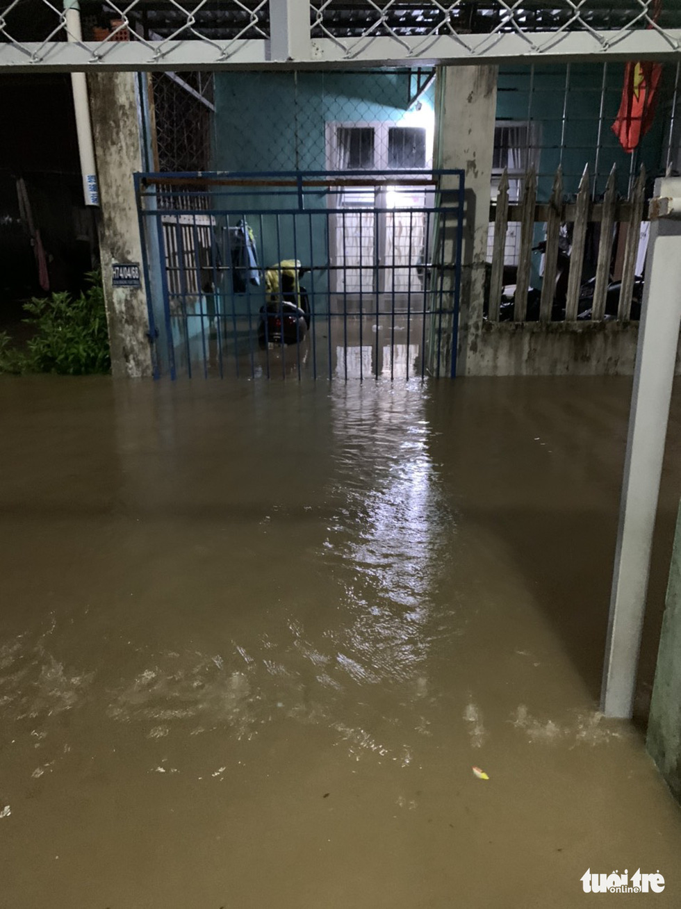 Mưa trái mùa, nhiều khu dân cư Đà Nẵng chạy lụt giữa khuya - Ảnh 5.