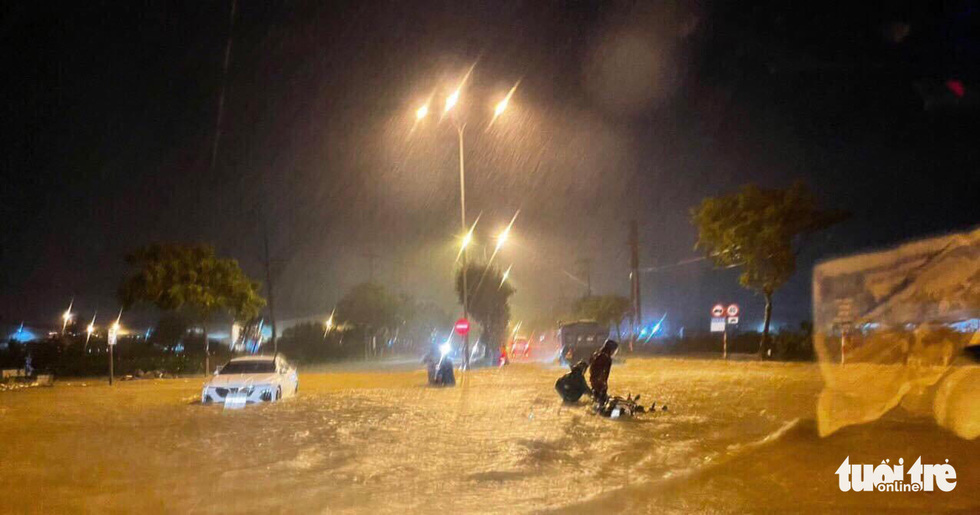 Mưa trái mùa, nhiều khu dân cư Đà Nẵng chạy lụt giữa khuya - Ảnh 4.