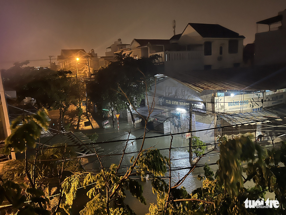 Mưa trái mùa, nhiều khu dân cư Đà Nẵng chạy lụt giữa khuya - Ảnh 9.