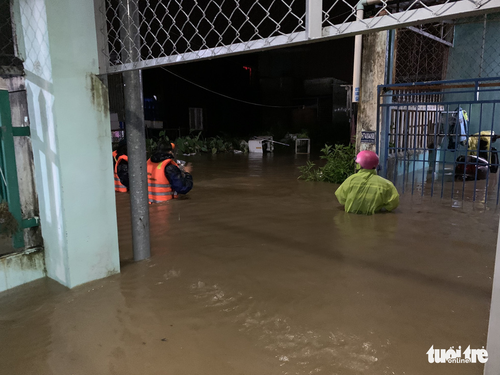 Mưa trái mùa, nhiều khu dân cư Đà Nẵng chạy lụt giữa khuya - Ảnh 8.