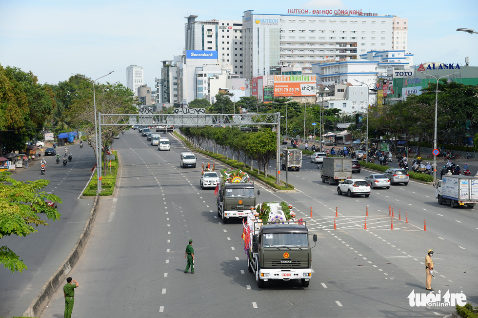 Di quan cố Phó chủ tịch thường trực TP.HCM Lê Hòa Bình, người dân chào ông lần cuối - Ảnh 11.